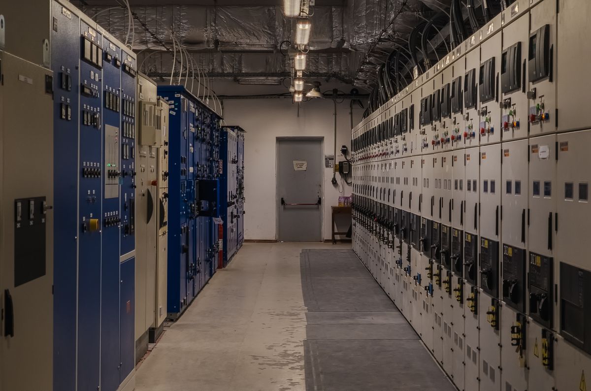 Sala de painéis elétricos industriais — foto de banco de imagens